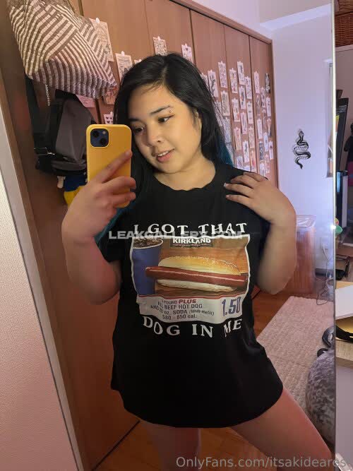 Akidearest Graphic Tee Selfie Pose OnlyFans Photo Leaked