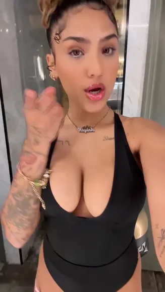 Aniyah Albino Deep V Neck Tease OnlyFans Video Leaked