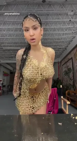 Aniyah Albino Gold Chainmail Outfit Pose OnlyFans Video Leaked