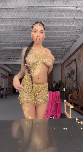 Aniyah Albino Gold Chainmail Bodysuit Tease OnlyFans Video Leaked
