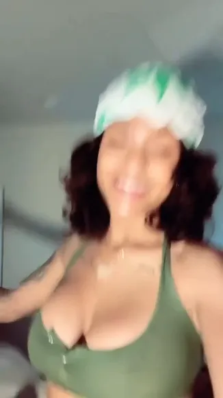 Aniyah Albino Green Bra Tease OnlyFans Video Leaked