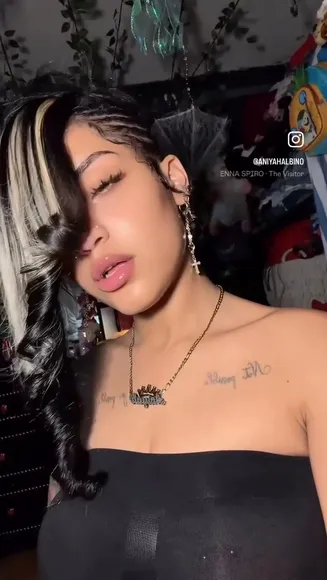 Aniyah Albino Strapless Top Tease OnlyFans Video Leaked