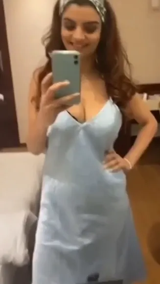 Anveshi25 Low Cut Top Tease OnlyFans Video Leaked