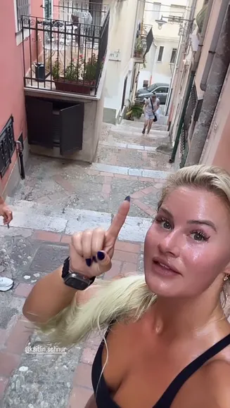 _dellespeegle_ Sporty Crop Top Flex OnlyFans Video Leaked