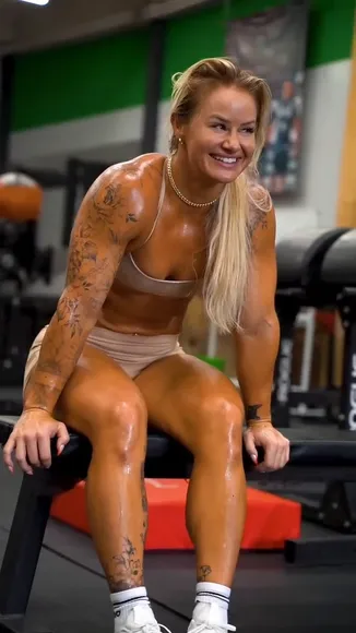 _dellespeegle_ Sweaty Gym Bikini Pose OnlyFans Video Leaked