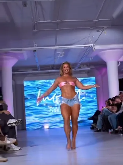 _dellespeegle_ Bikini Top Strut OnlyFans Video Leaked