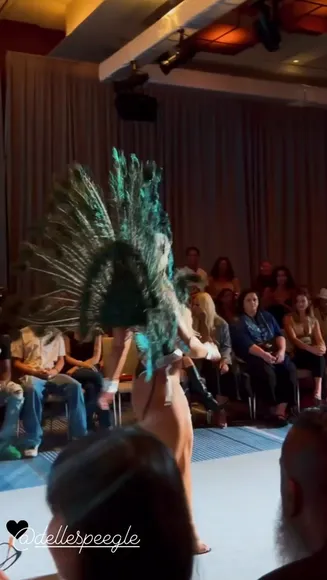 _dellespeegle_ Peacock Feather Ass Strut OnlyFans Video Leaked