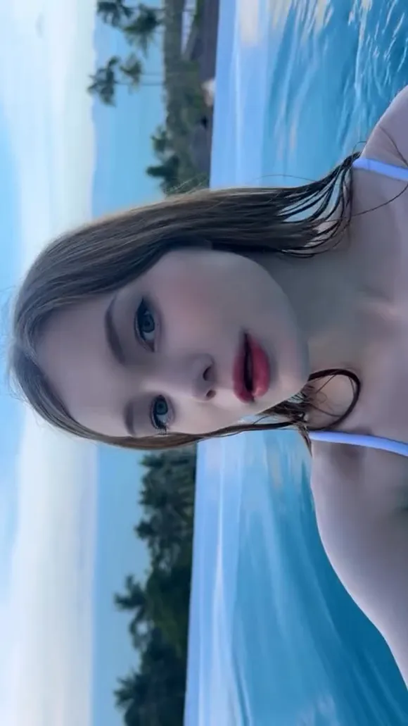 _dianarider_ Poolside Bikini Selfie OnlyFans Video Leaked